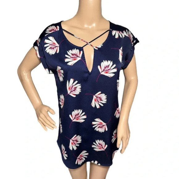 EXPRESS Split Neck Blouse Navy Floral Shirt Short Sleeve Top Women’s Small - Picture 2 of 9